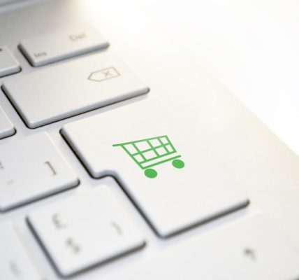 Jak skład celny zmienia reguły gry w logistyce e-commerce?